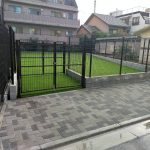 【アスファルトにドッグラン（人工芝）】